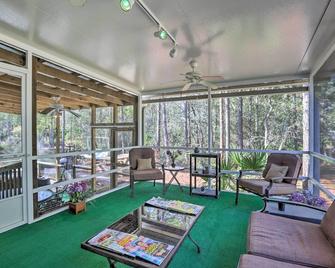 Keaton Beach Escape w/ Hot Tub 2 Mi to Shore - Perry - Sala de estar