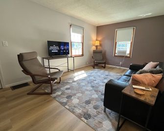Charming 2-bedroom house minutes from downtown Battle Creek. - Battle Creek - Sala de estar