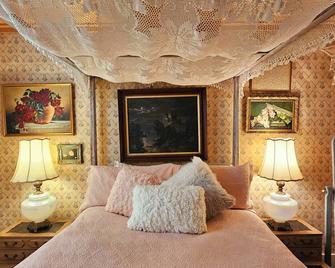 Sparrow's Nest Charming Vintage Apartment with Bay Views - North Bend - Bedroom