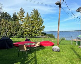 Cottage at Cast Away Kayaks Fire Pit & Game Room - Geneva - Patio