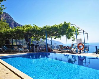 Fullmoon Camping - Kabak - Piscina