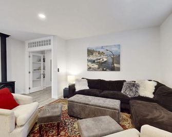 Cultural Cottage in Old Town Anacortes - Anacortes - Living room