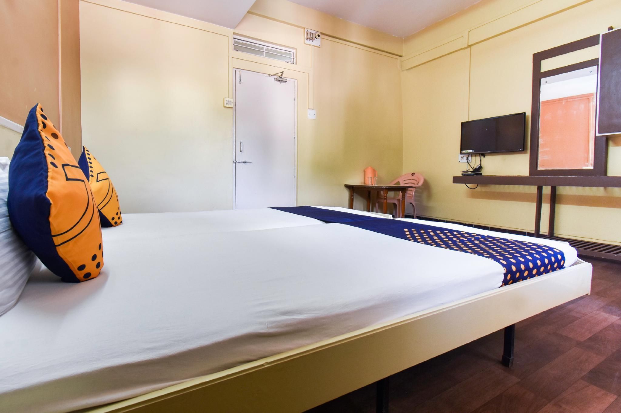 Spot On 46414 Hotel Ritesh - Solāpur - Bedroom