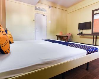 Spot On 46414 Hotel Ritesh - Solāpur - Bedroom