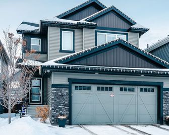 Modern suite near Airport Hospital Henday Town Ctr - Edmonton - Building