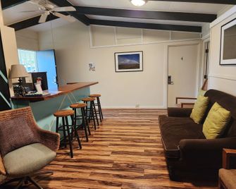 Arnott's Lodge & Hiking Adventures - Hilo - Living room