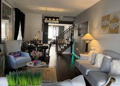 Private 6 bedrooms detached luxurious house cozy romantic touches trendy decor - Milton - Living room