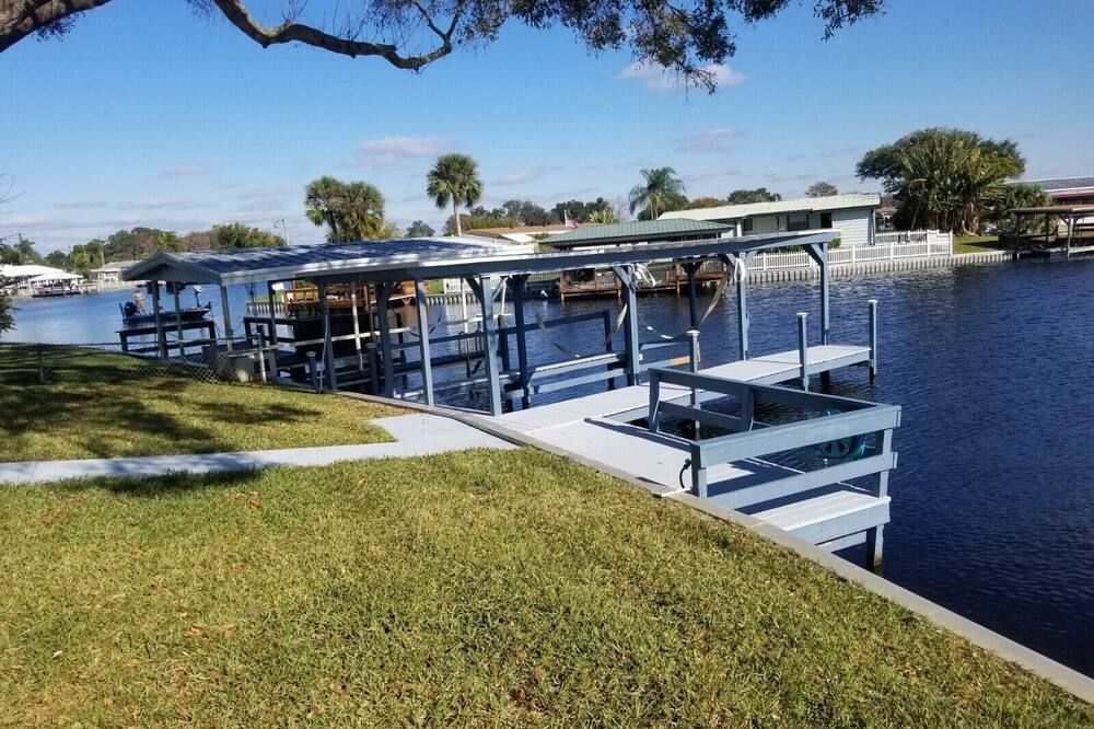 3 Bed, 2 Bath, Waterfront, Dock, Large Driveway - Tavares