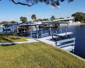 3 Bed, 2 Bath, Waterfront, Dock, Large Driveway - Tavares