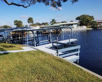 3 Bed, 2 Bath, Waterfront, Dock, Large Driveway - Tavares