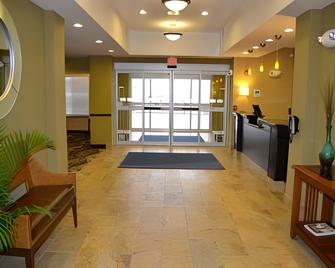 Holiday Inn Express & Suites Northwood - Northwood - Lobby