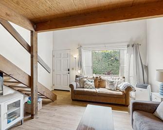 Fun and retro split-level studio conveniently close to Santa Barbara - Carpinteria - Huiskamer