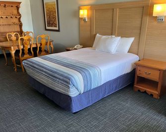 Days Inn & Suites by Wyndham Williamsburg IA North - Williamsburg - Спальня