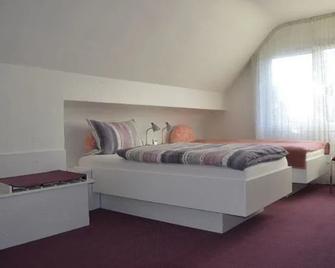 Guesthouse Airminis - دوسيلدورف - غرفة نوم