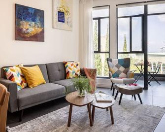 Old Charm & Modern Meets in Haifa with Shelter by Sea N' Rent - Haifa - Living room
