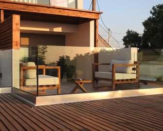 Nikos Ikies - Theologos