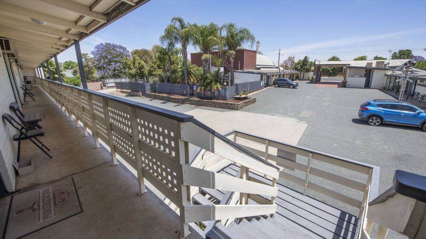 بايونير ستيشن موتور إن