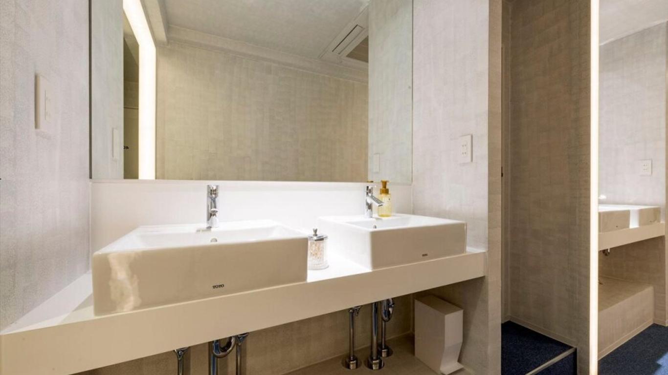 آند هوستل كاندا