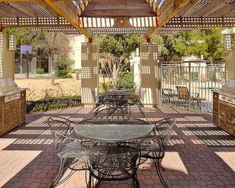 Spacious 1BR King w/ Pool Access 1 mile from Irving Convention Center - Irving