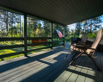 Running Bear · Running Bear on Fort Creek-CraterLake Bungalows - Chiloquin - Balcón