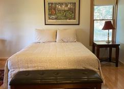 Quiet and Comfortable, 20 mins to GNP\/pet friendly - Columbia Falls - Bedroom