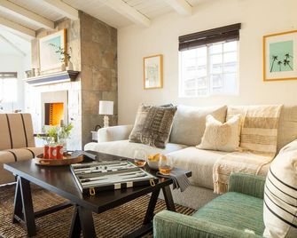 Sand Castle by AvantStay Beach House on Balboa Peninsula w Patio Hot Tub - Newport Beach - Sala de estar