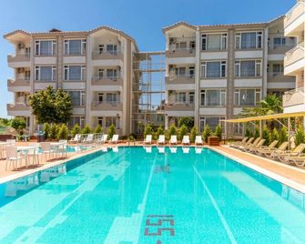 New Garden Hotel Side - Side - Piscina