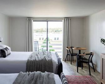 Bluebird Ocean Point Inn | Double Queen | with Private Beach Access - Boothbay - Bedroom