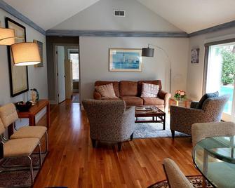 New Seabury patio home with heated private pool \nListing ID 4548459 - Mashpee - Living room