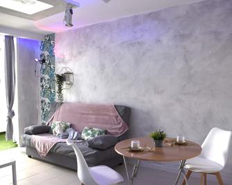 Tropical Green Park - Pool - Parking - La Corbeta Building - San Miguel De Abona - Wohnzimmer