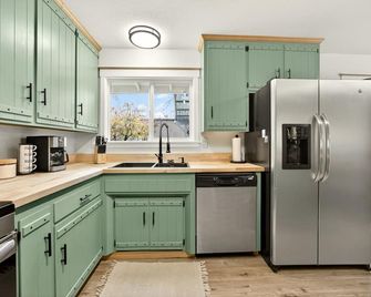 Redwoods Stopover by WanderLodges - Cave Junction - Kitchen