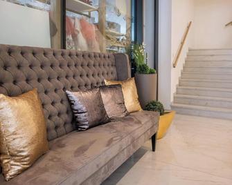 Nice Living Neue- Moderne Apartments im Herzen von Brixen - kostenlose Brixencard - ideal für Familien, Paare, Geschäftsreisende und allen Urlaubs Hungrigen - Bresanona - Sala de estar