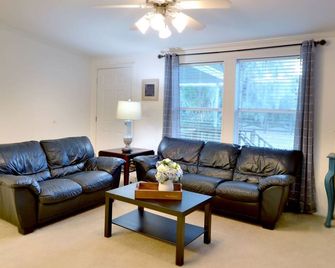 Charming 3 Bedroom Farm Retreat in Lithia - Lithia - Living room