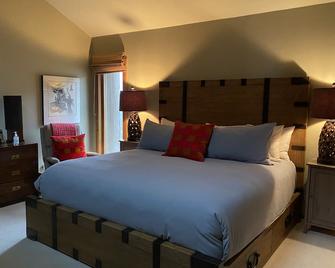 Ocean Front 2 Bedroom Home / Hot Tub / Fireplace - Mendocino - Bedroom