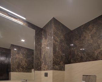 Comfort Inn Karnal - Karnāl - Bathroom