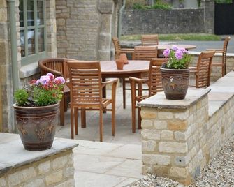 The Plough Inn - צ'לטנהאם - פטיו