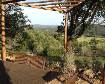 Old farmhouse with 3 flats in the country in the hills, near the sea, for 2-6 p. - Sassetta - Patio