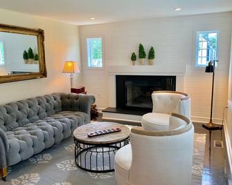 Wonderful Renovated Family Friendly Home Close to Boston and Lexington - Bedford - Living room