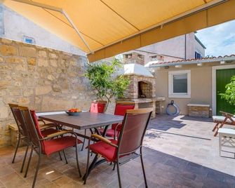 Impeccable 4-Bed Apartment in Osor - Nerezine - Patio