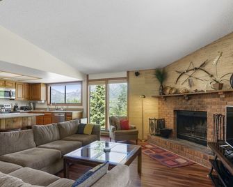 Sleeps 8, Great Back Deck, Summer Activities! - Rico - Sala de estar