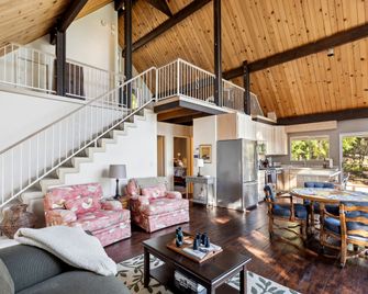 Warm and Cozy Mountain and Lake View Haven cottage - Kelseyville - Sala de estar