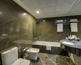 Monroe Hotel - Manama - Bathroom