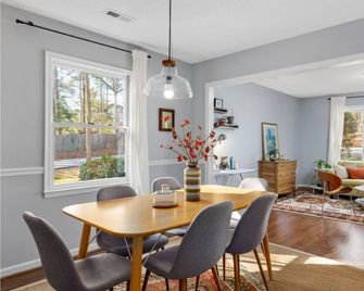 Stylish Stay Close to Rdu, Rtp, Unc & Duke - Durham - Dining room