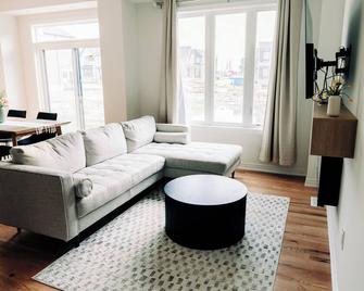 Brand New contemporary 4 bedroom nestled in nature - Pickering - Sala de estar