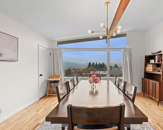Summer getaway near Leavenworth & Lake Chelan. Hot Tub + MTN views + Arcade - East Wenatchee - Dining room