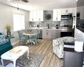 Guest Suites - 1996 #4 Relaxing 1 bedroom 1 bath Suite - Idaho Falls - Kitchen