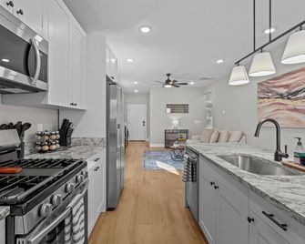 Delightful modern duplex apartment well located in welcoming South Broad Ripple - Indianapolis - Kitchen