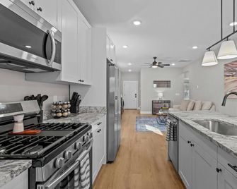 Delightful modern duplex apartment well located in welcoming South Broad Ripple - Indianápolis - Cocina