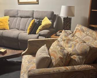 Large 3 bedroom / 4 Beds / 2 Bath home very clean and spacious - Benton - Living room