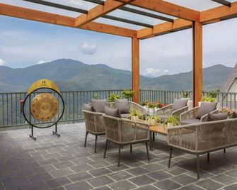Himalayan Hideaway Resort Pokhara, The Centara Collection - Pokhara - Balkon